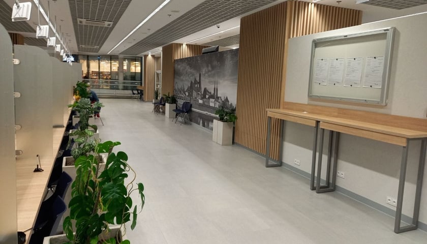 Stanowiska obsługi w Centrum Obsługi Mieszkańca w "Magnolia Park" przy ul. Legnickiej 56 we Wrocławiu.